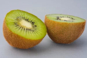 kiwi in 2 slices